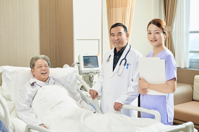 Học tiếng Trung chủ đề bệnh viện 3 bác sĩ và bệnh nhân